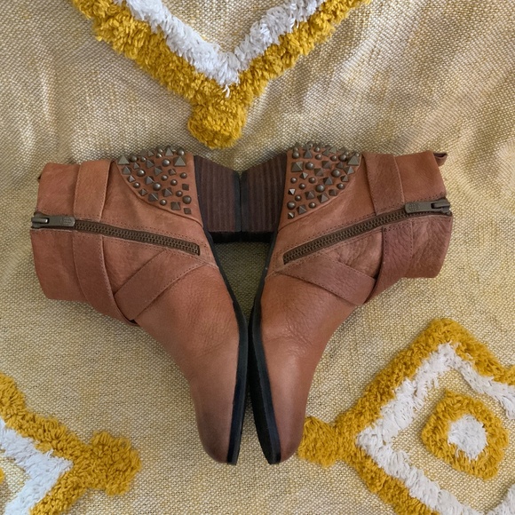 Vince Camuto Steampunk Studded Buckle Side Zipper Tan Leather Ankle boots SIZE 7 - Picture 1 of 11